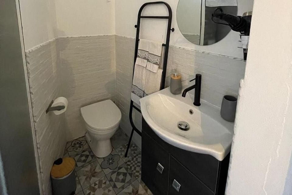 Exclusive Double Room | Bathroom | Shower, hair dryer, slippers, towels