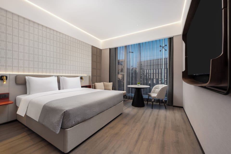 Grand King Room | Down comforters, minibar (free items), WiFi (free), bed sheets