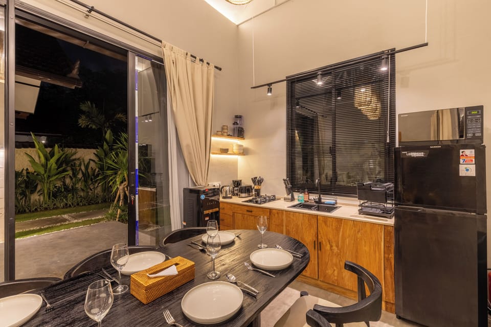 Deluxe Villa | Dining room