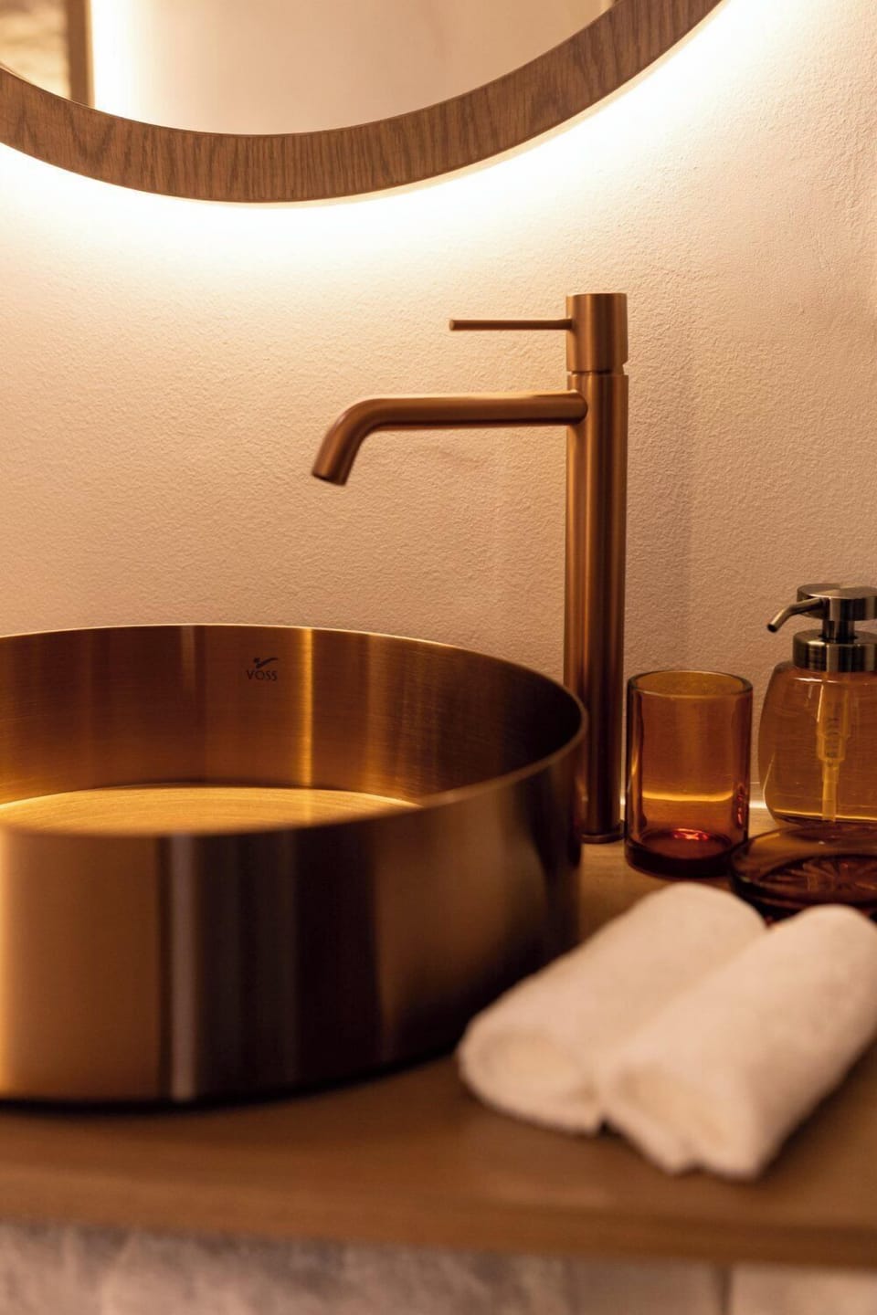 Deluxe Room | Bathroom | Free toiletries, hair dryer, slippers, towels