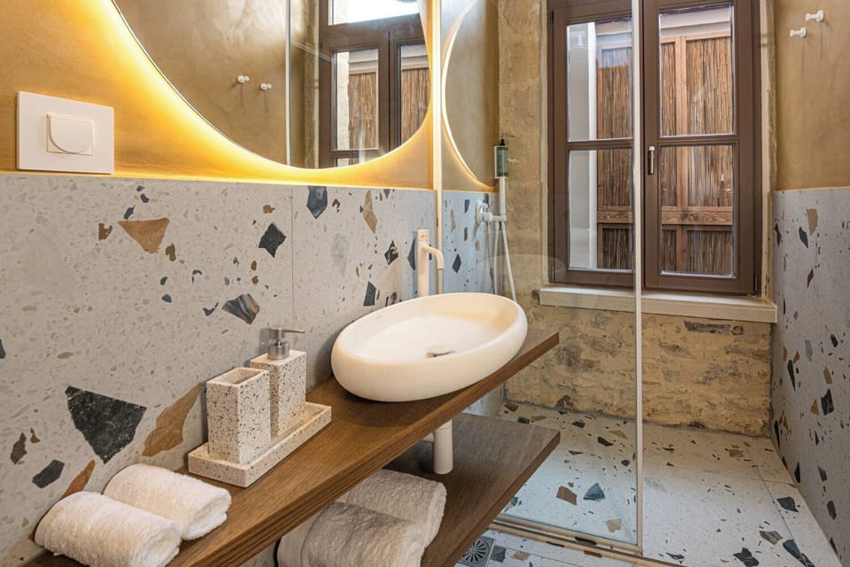 Deluxe Room | Bathroom | Free toiletries, hair dryer, slippers, towels
