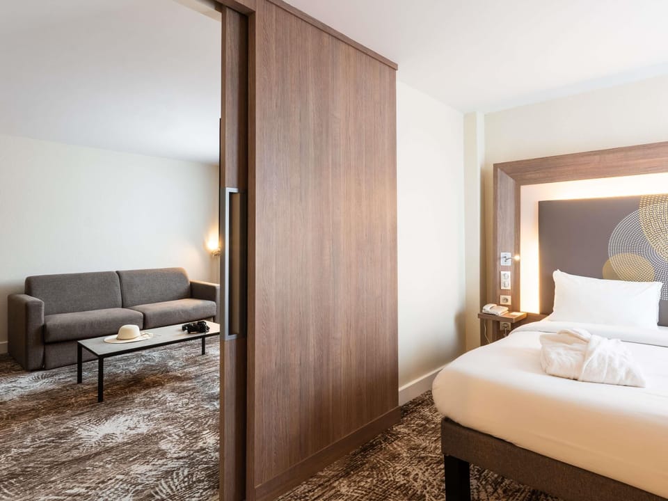 Suite, 1 King Bed | Premium bedding, pillowtop beds, minibar, in-room safe