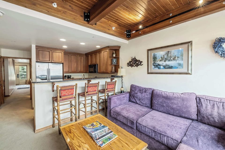 Condo, Multiple Beds, Balcony, Mountain View (Landmark Vail) | Living area | 42-inch flat-screen TV with digital channels