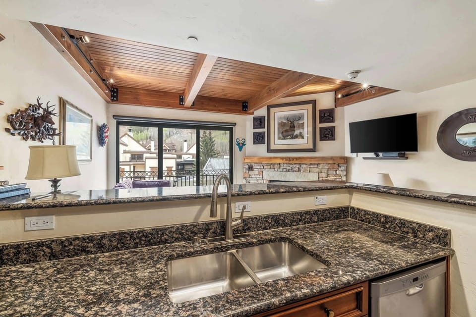 Condo, Multiple Beds, Balcony, Mountain View (Landmark Vail) | Interior