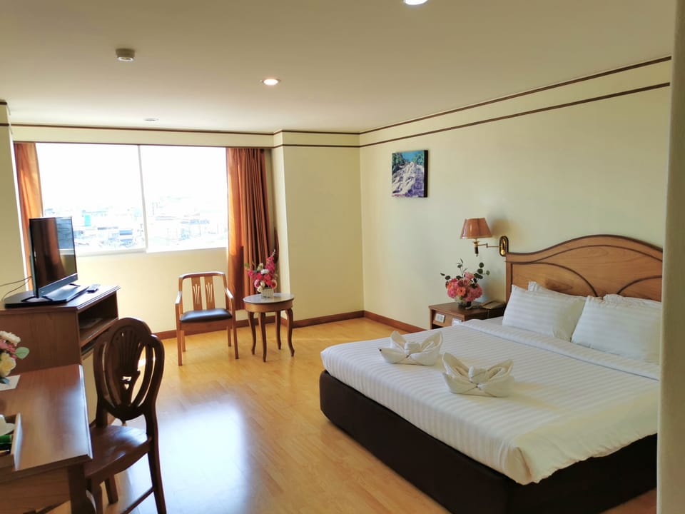Minibar, desk, blackout drapes, WiFi (free)
