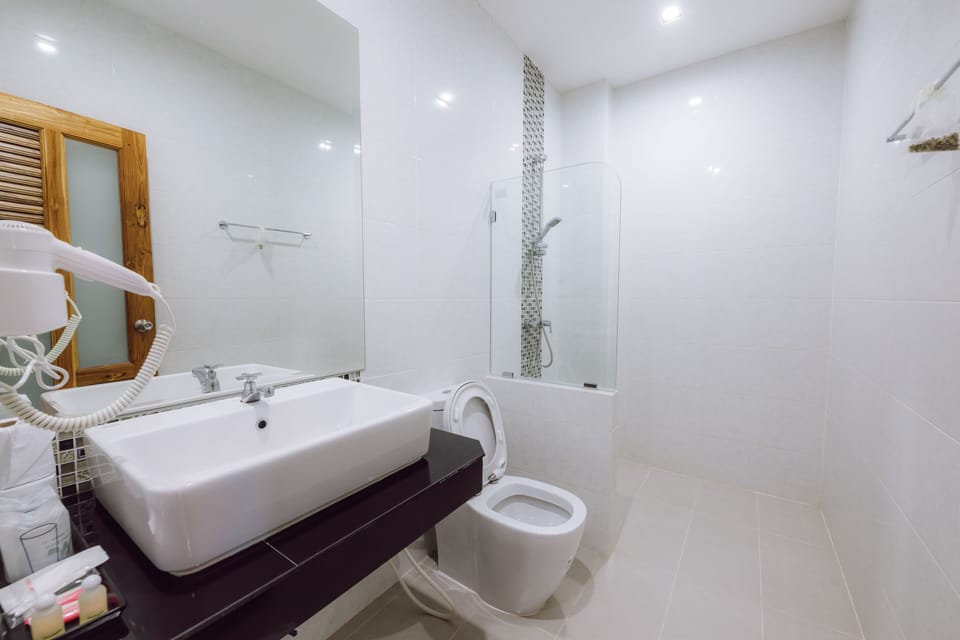 Deluxe Room | Bathroom | Combined shower/tub, free toiletries, hair dryer, towels
