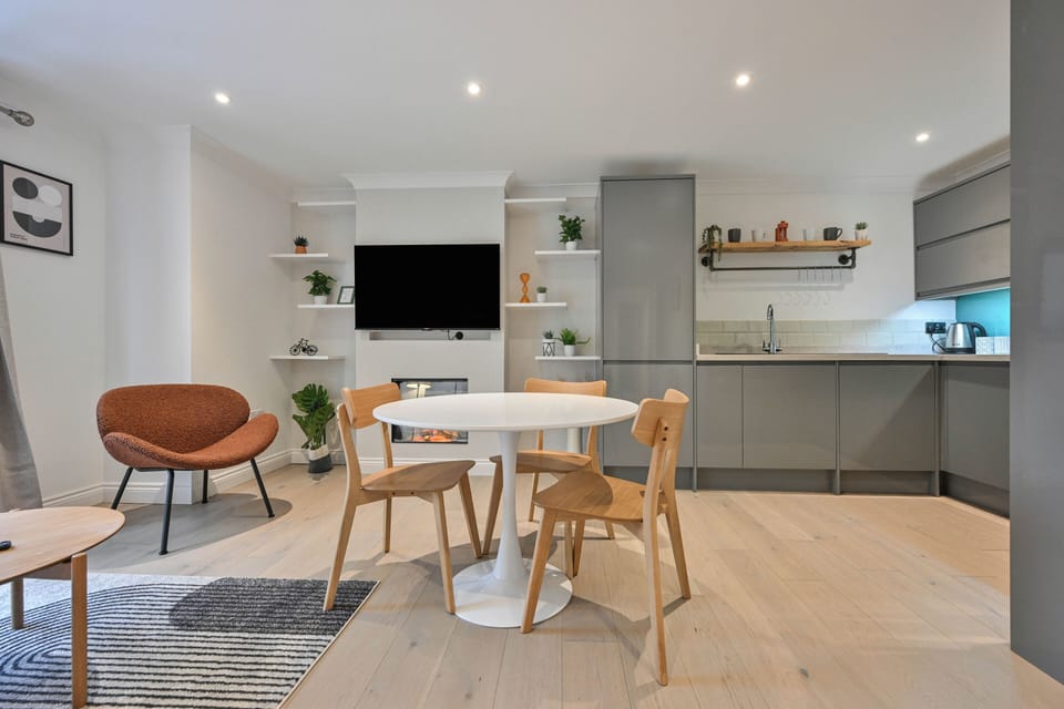 Apartment, 2 Bedrooms | Private kitchen | Full-size fridge, microwave, oven, stovetop