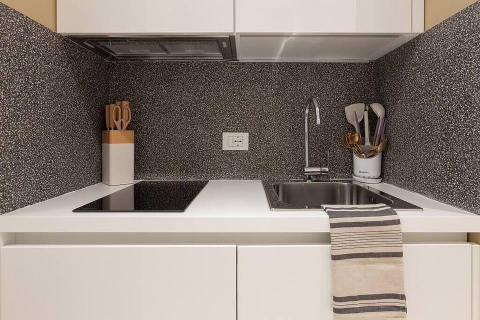 Apartment, 1 Queen Bed, Air conditioning | Private kitchen