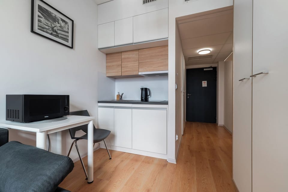 Classic Studio | Private kitchenette | Fridge, stovetop, electric kettle, cookware/dishes/utensils