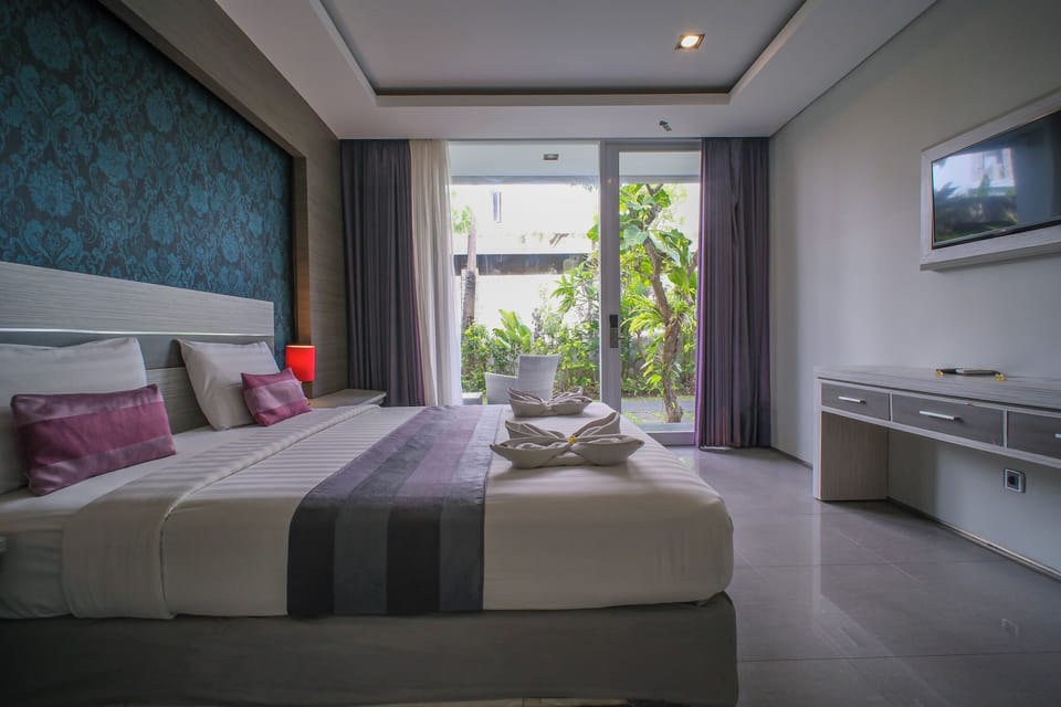 Deluxe Room, Garden View | Minibar, in-room safe, rollaway beds, free WiFi