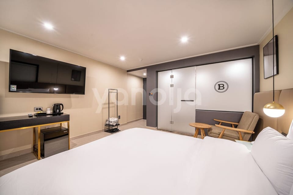 Deluxe Room | Blackout drapes, soundproofing, free WiFi