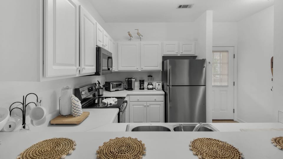 Condo, Multiple Beds, Balcony, Garden View (Heron's Watch 6207) | Private kitchen | Fridge, microwave, oven, stovetop