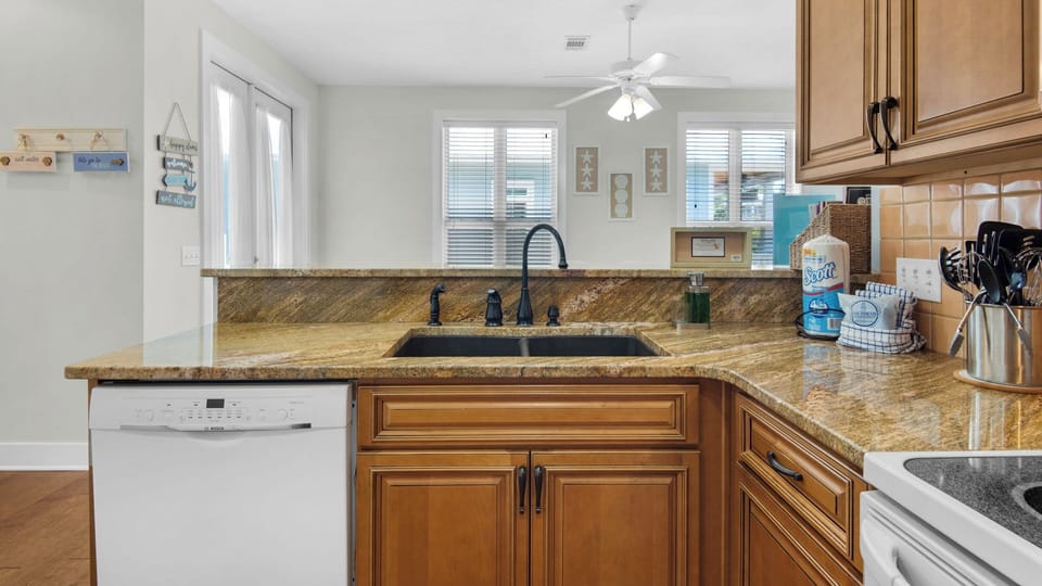 House, Multiple Beds, Patio, Garden View (Walking on Waves) | Private kitchen | Fridge, microwave, oven, stovetop