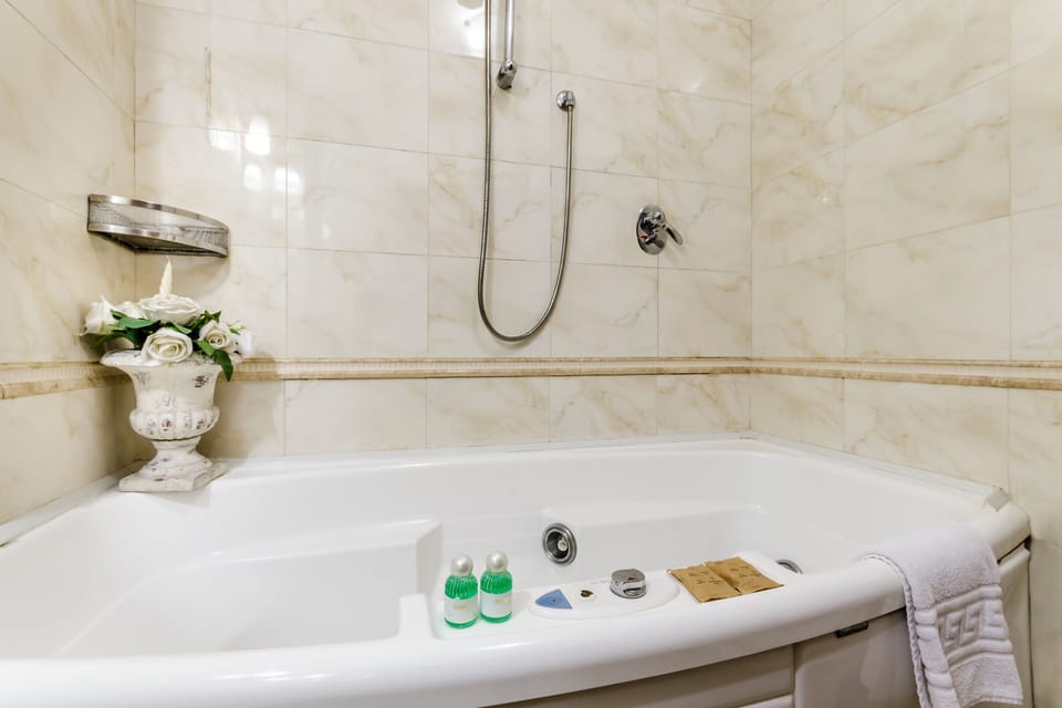 Combined shower/tub, deep soaking tub, rainfall showerhead