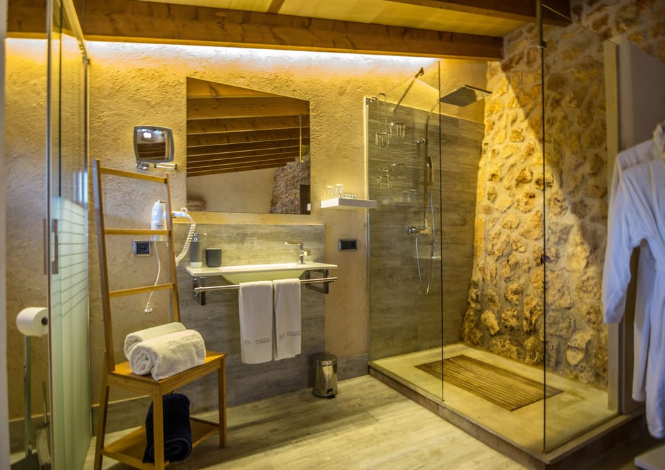 Double Room | Bathroom | Free toiletries, hair dryer, bathrobes, towels