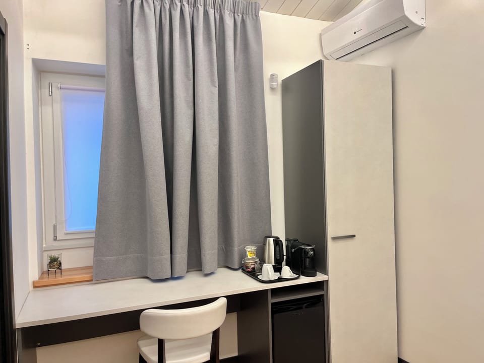 Desk, WiFi (free)