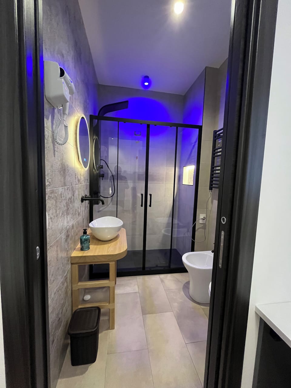 Classic Double or Twin Room | Bathroom | Free toiletries, hair dryer, bathrobes, bidet