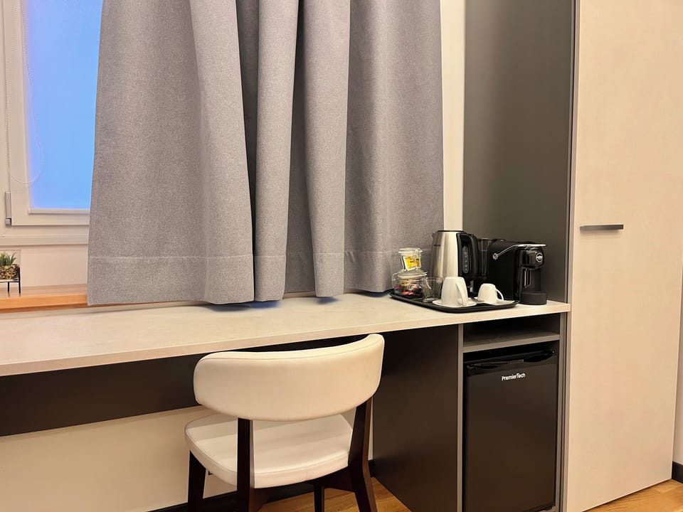 Desk, WiFi (free)