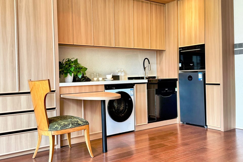 Classic Room, 1 King Bed, Kitchenette (Suzhou Creek View) | Free WiFi, bed sheets