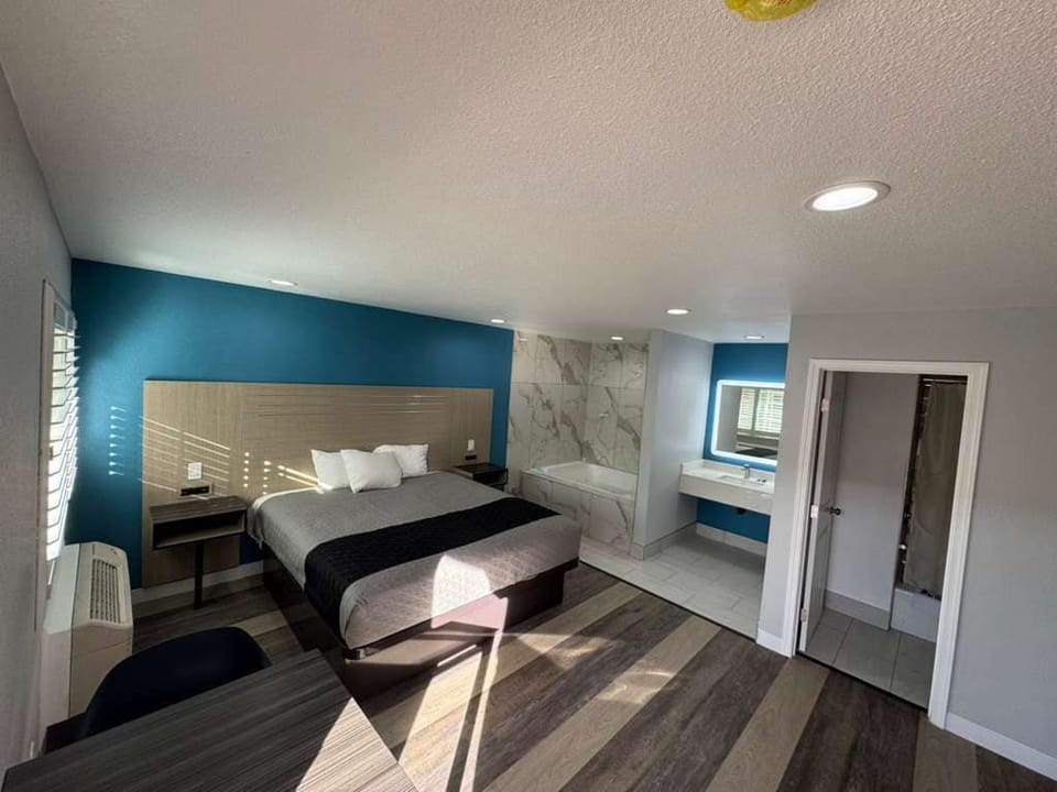 Deluxe Room 1 Bedroom with Jacuzzi | Free WiFi