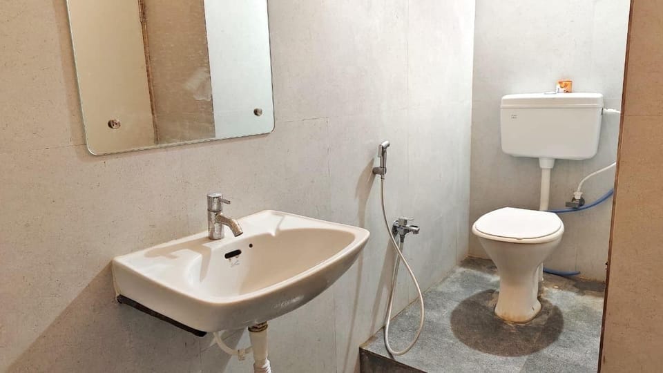 Executive Room | Bathroom | Shower, rainfall showerhead, free toiletries, towels