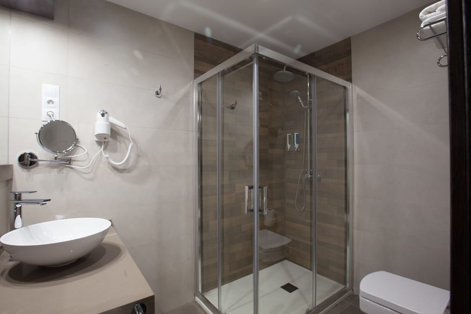 Shower, free toiletries, hair dryer, towels