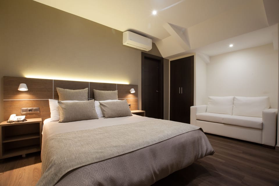 Triple Room | In-room safe, desk, blackout drapes, soundproofing