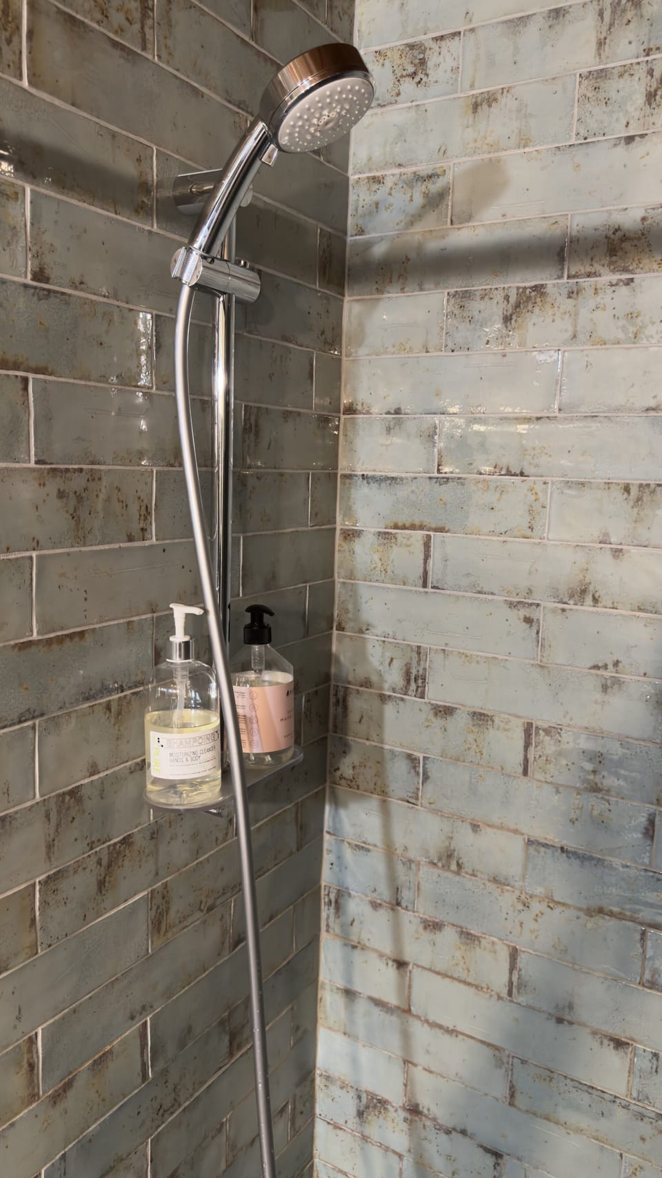 Business Room, 1 Queen Bed | Bathroom | Combined shower/tub, hydromassage showerhead, free toiletries