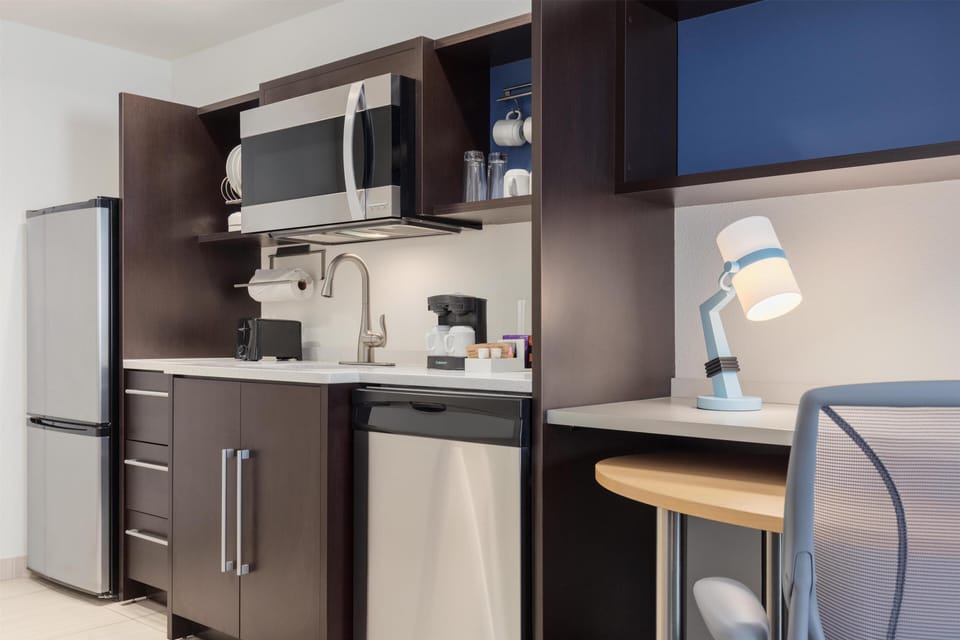 Full-size fridge, microwave, dishwasher, coffee/tea maker