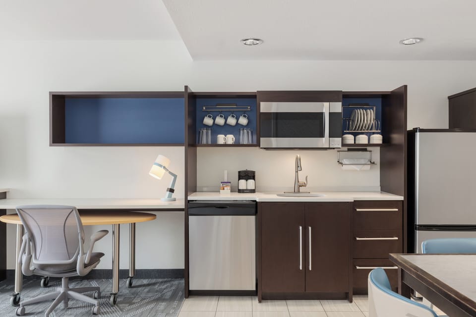 Full-size fridge, microwave, dishwasher, coffee/tea maker