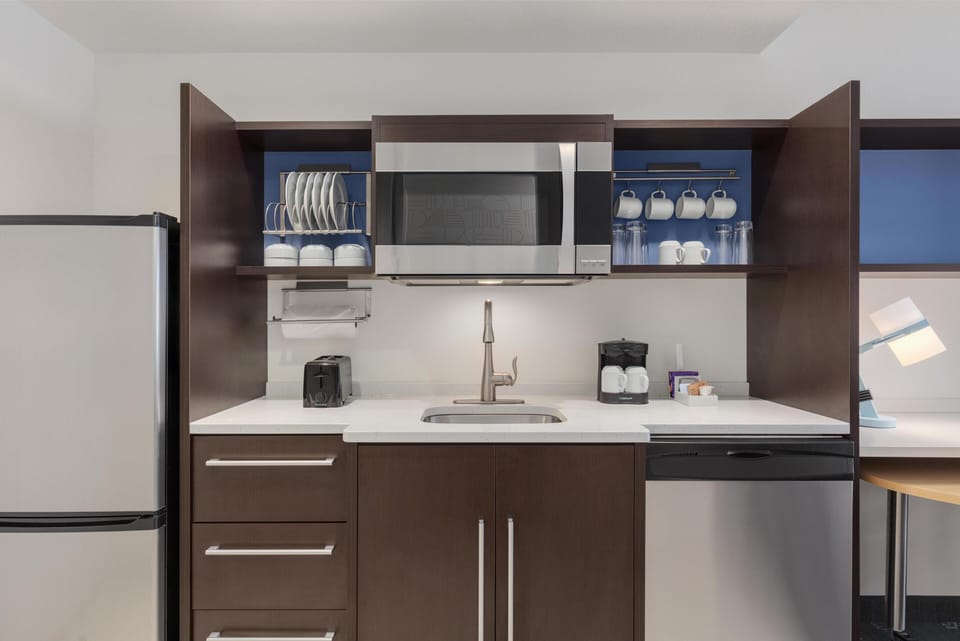 Full-size fridge, microwave, dishwasher, coffee/tea maker