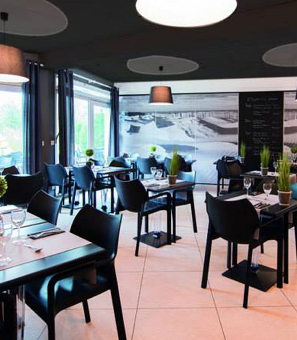 Breakfast and dinner served