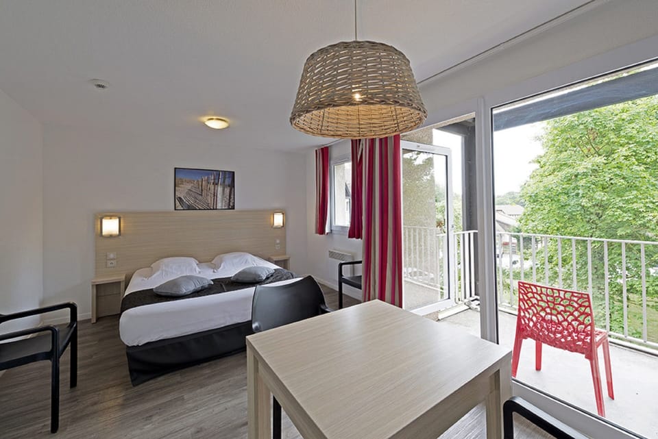 Comfort Studio | Blackout drapes, iron/ironing board, free WiFi