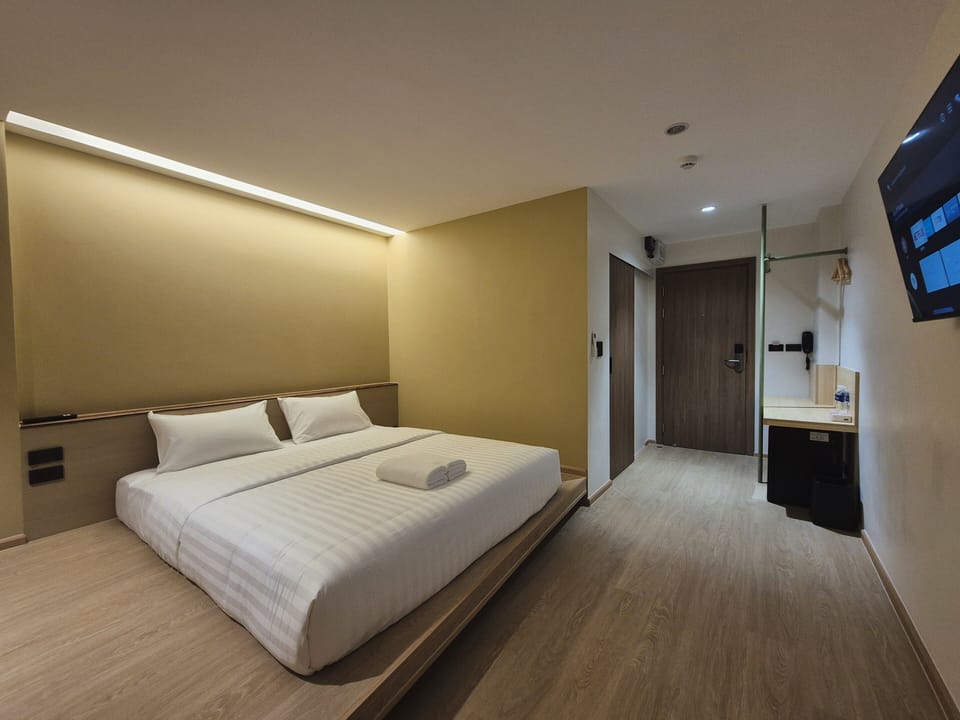 Double Room, Non Smoking, City View | Desk, free WiFi