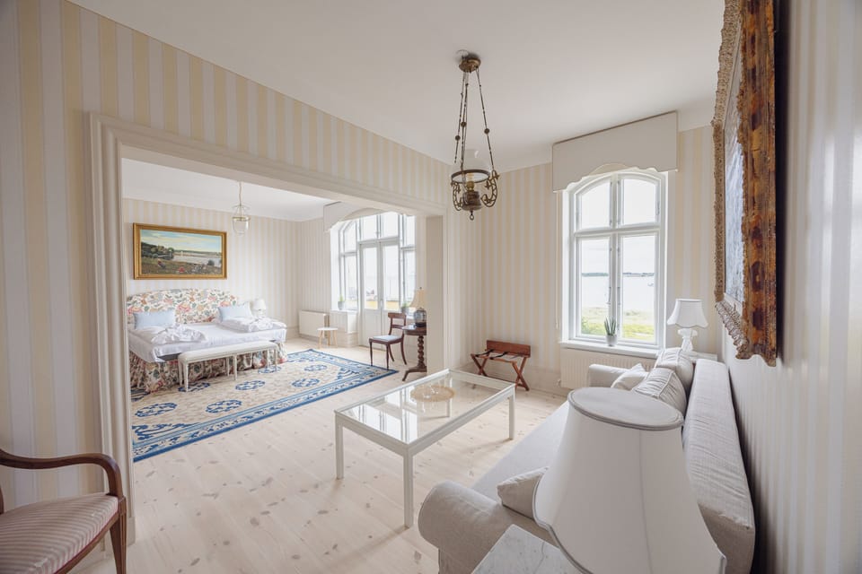 Suite | Desk, free WiFi