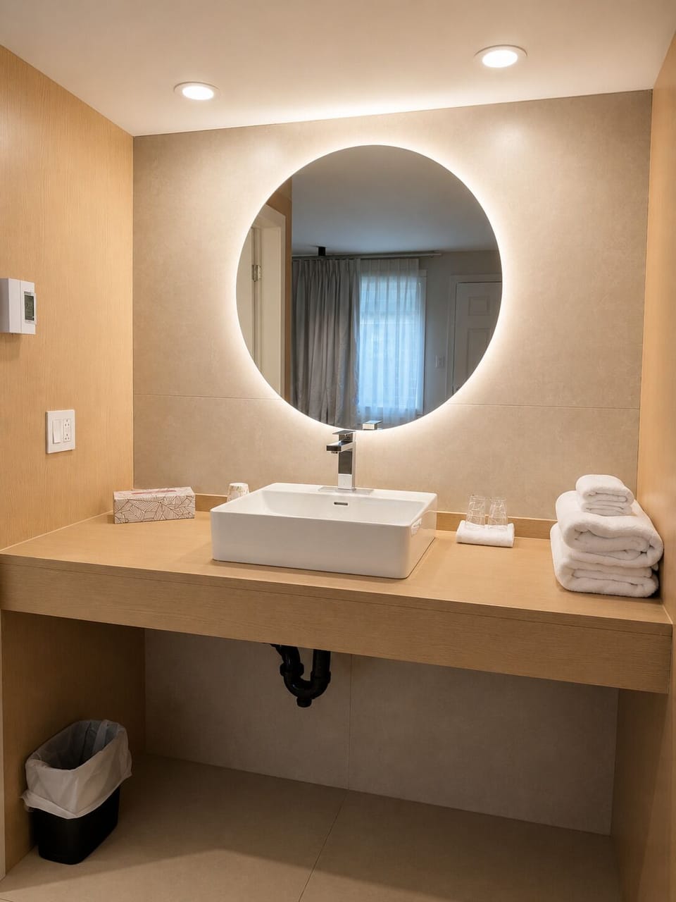 Deluxe Room, 1 Queen Bed, Non Smoking (in room) | Bathroom | Free toiletries, hair dryer, towels