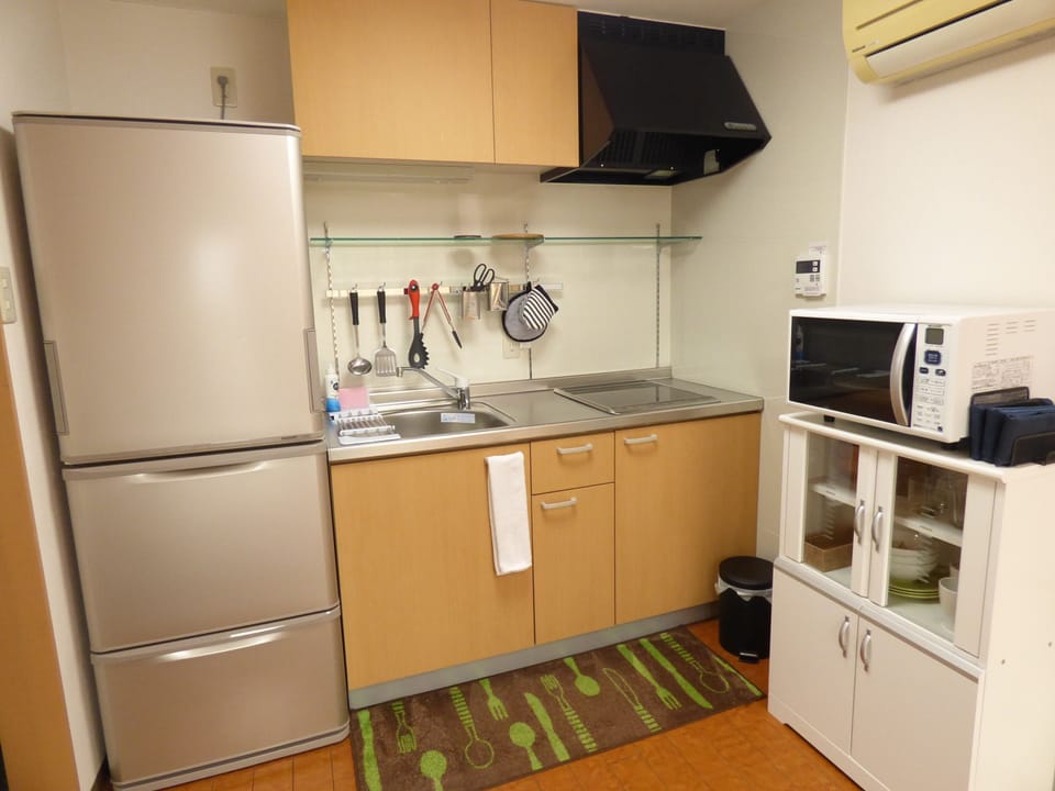 Deluxe Twin Room, Multiple Beds, Non Smoking, Kitchenette | Private kitchen | Mini-fridge