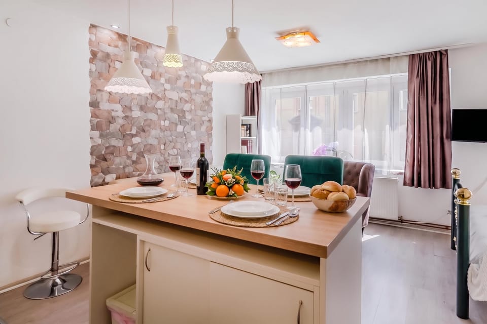 Standard Studio, Microwave (Charming Downtown Studio)