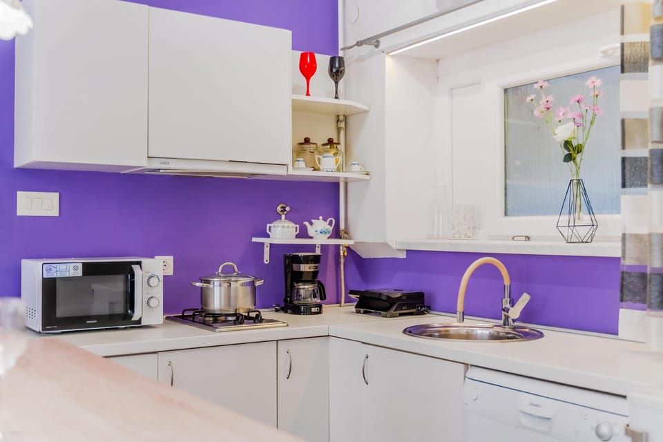 Standard Studio, Microwave (Charming Downtown Studio) | Private kitchen