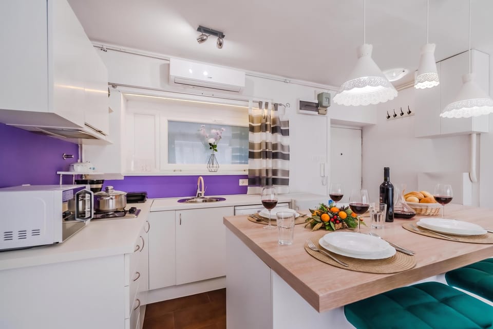 Standard Studio, Microwave (Charming Downtown Studio) | Private kitchen