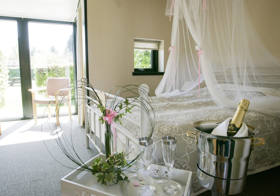 In-room safe, desk, iron/ironing board, cribs/infant beds