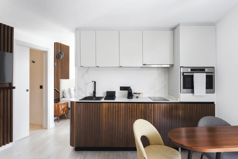 Studio, Balcony | Private kitchen | Microwave, toaster, cookware/dishes/utensils, paper towels