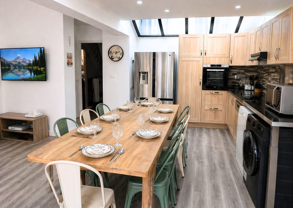Classic House, Courtyard View | Living area | 80-cm flat-screen TV with digital channels, video-game console, Netflix