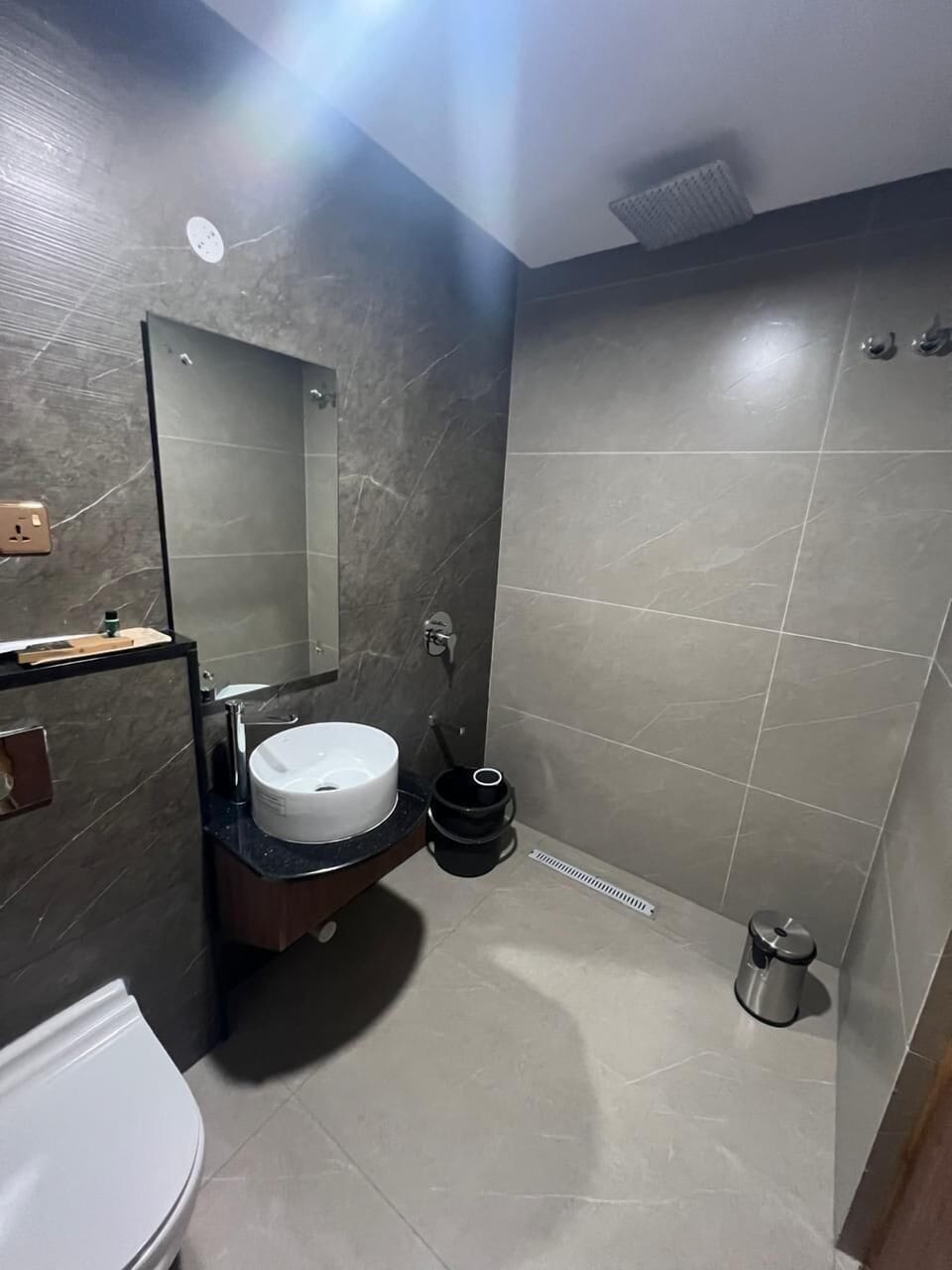 Shower, bidet, towels