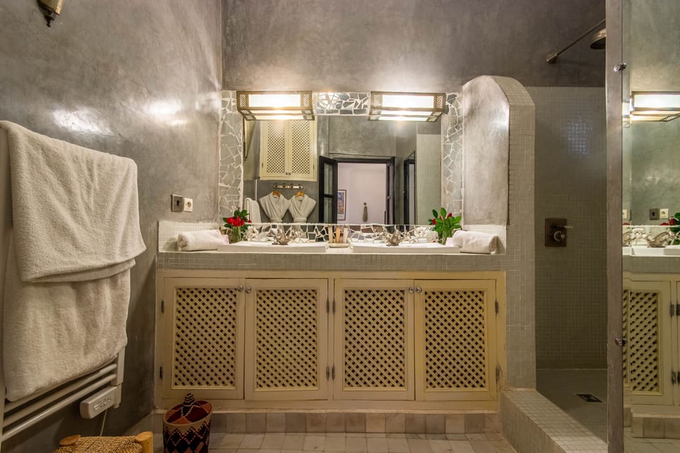Superior Room (Khmissa) | Bathroom | Shower, free toiletries, hair dryer, bathrobes
