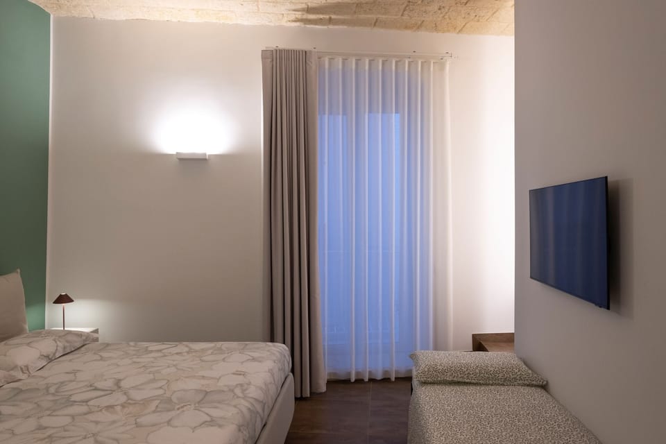 Deluxe Room, Balcony | WiFi (free), bed sheets