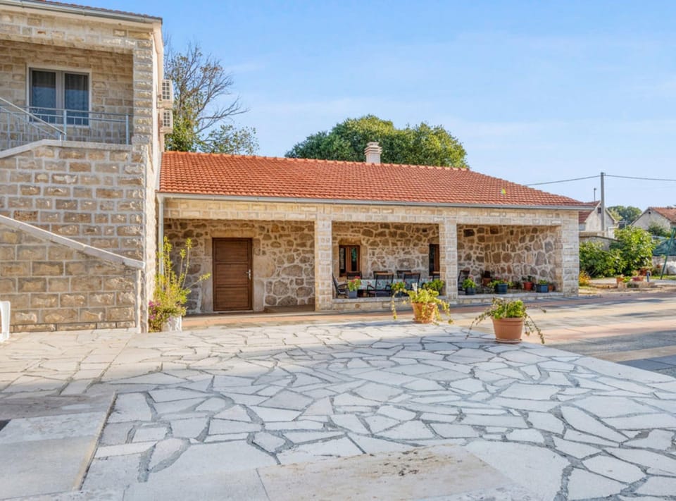 House (Holiday Home Stari Dvori) | Exterior