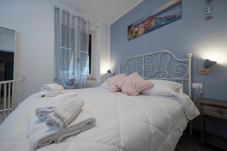 Double Room, Mountain View | Minibar, in-room safe, free WiFi, bed sheets