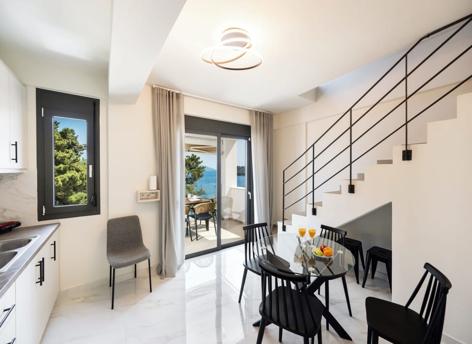 Deluxe Duplex, Sea View | Private kitchen | Electric kettle
