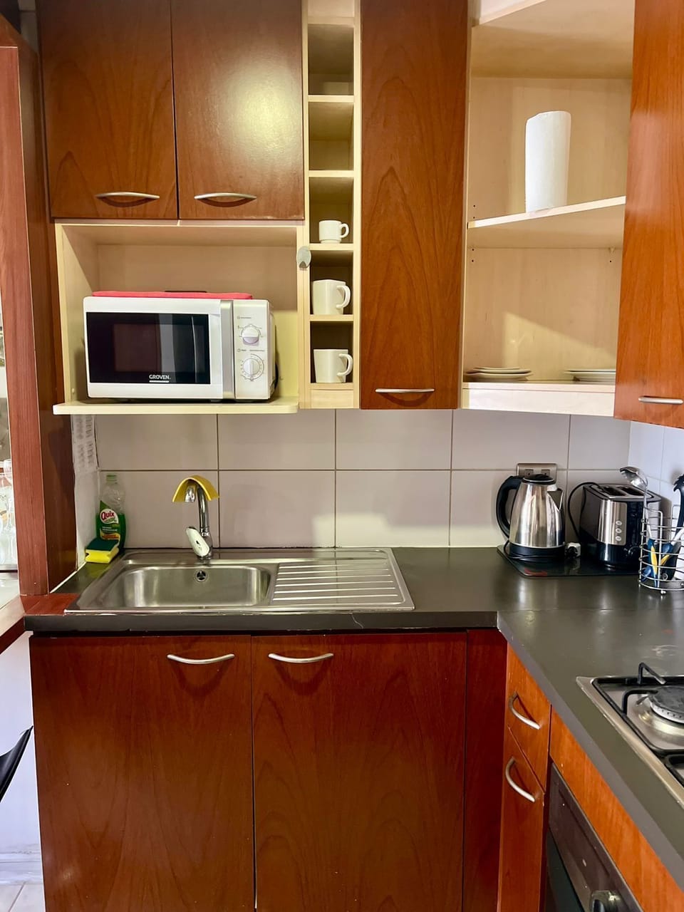 Basic Apartment | Private kitchen | Fridge, microwave, oven, cookware/dishes/utensils